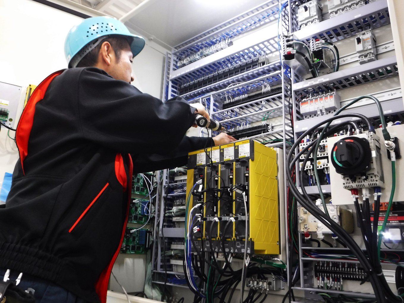 専用機を組み立てる様子